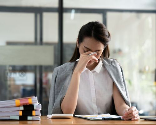 Ilustrasi perempuan merasa stress bekerja.