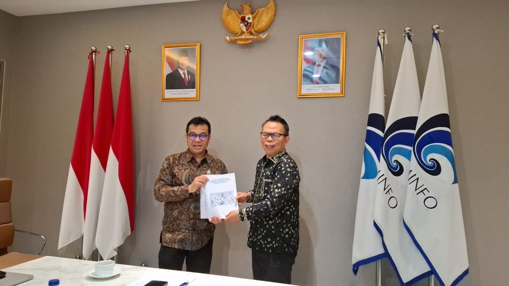  Ketua Komite Tanggung Jawab Perusahaan Platform Digital untuk Jurnalisme Berkualitas (KTP2JB), Dr Suprapto Sastro Atmojo (kanan) menyerahkan dokumen Panduan Pelaksanaan Fungsi Pengawasan Pemenuhan Kewajiban Perusahaan Platform Digital untuk Jurnalisme berkualitas kepada Wakil Menteri Komunikasi dan Digital Nezar Patria dalam pertemuan di Kantor Kementerian Komunikasi dan Digital (Komdigi) di Jalan Medan Merdeka Barat, Jakarta Pusat, Senin (11/11/2024). Nezar berharap program kerja sama platform digital dan perusahaan pers kembali berjalan setelah adanya panduan yang sudah sesuai Perpres Nomor 32 Tahun 2024 tersebut.