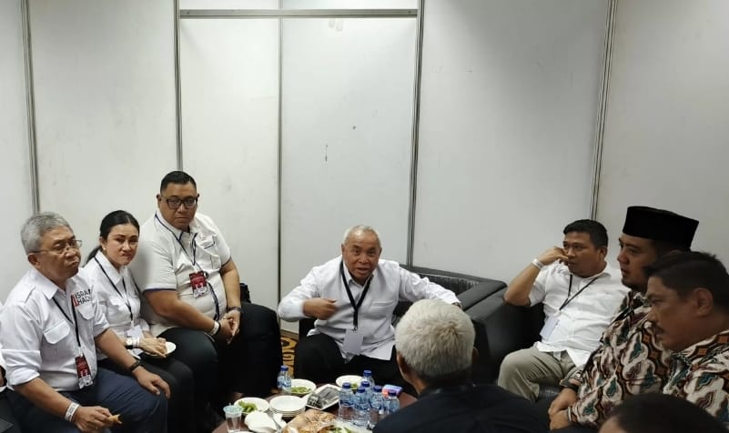 Isran dan timnya berdebat dengan pihak KPU Kaltim.