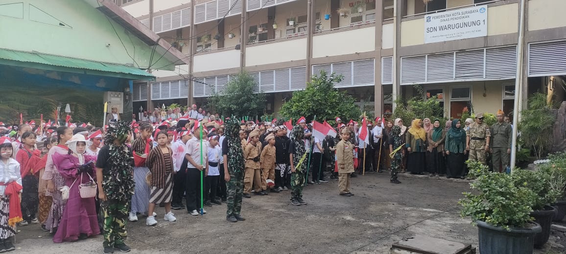 Upacara memperingati Hari Pahlawan yang dlaksanakan di SD Warugunung 1 Kota Surabaya