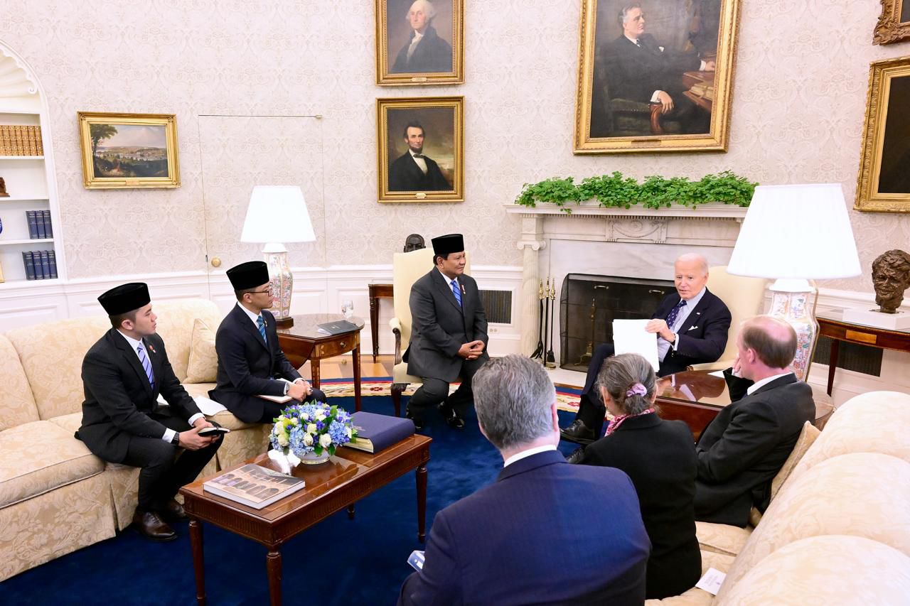 Presiden Prabowo Subianto didampingi Menteri Luar Negeri Sugiono dan Sekretaris Kabinet Teddy Indra Wijaya, melakukan pertemuan bilateral dengan Presiden Amerika Serikat Joe Biden, di Gedung Putih, Washington DC, Selasa, 12 November 2024. 