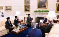 Presiden Prabowo Subianto didampingi Menteri Luar Negeri Sugiono dan Sekretaris Kabinet Teddy Indra Wijaya, melakukan pertemuan bilateral dengan Presiden Amerika Serikat Joe Biden, di Gedung Putih, Washington DC, Selasa, 12 November 2024. 