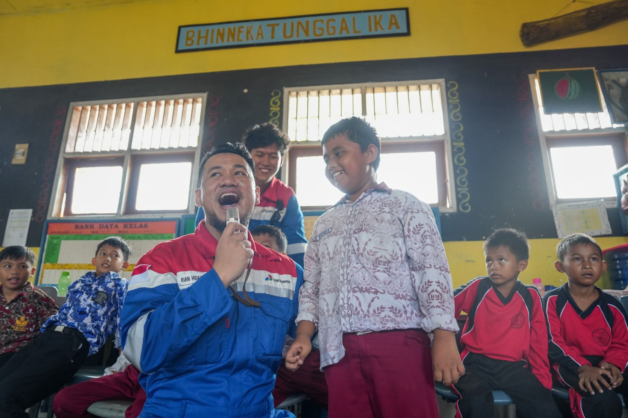 Seberangi Teluk, PT KPB ke Ruang Kelas Menginspirasi Anak Negeri