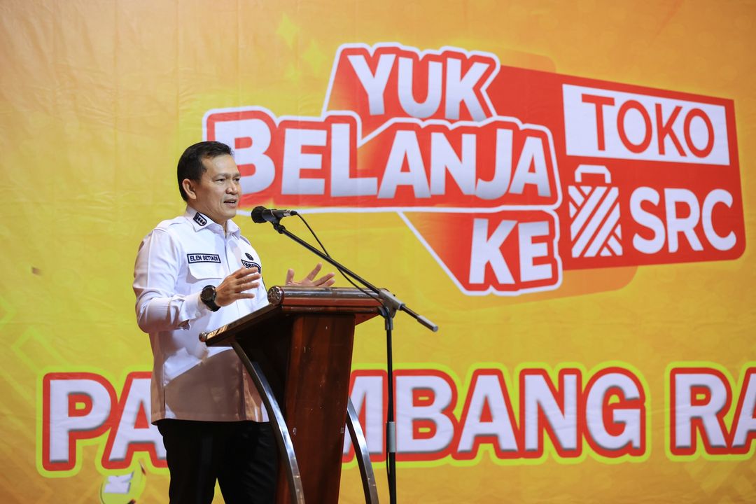 *Caption Foto II*
Acara puncak program Yuk Belanja ke SRC (YBKS) 2024 di Palembang, Sumatera Selatan (13/11) dihadiri oleh Penjabat (Pj.) Gubernur Sumatera Selatan Elen Setiadi, Direktur PT HM Sampoerna Tbk. Elvira Lianita, Direktur PT SRC Indonesia Sembilan Romulus Sutanto, dan sekitar 300 pemilik Toko SRC yang tergabung dalam 23 Paguyuban SRC di Palembang Raya. Kegiatan ini menjadi momen penting dalam perjalanan SRC mendorong UMKM naik kelas dan mendukung perputaran roda ekonomi kerakyatan di Indonesia.