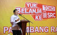 *Caption Foto II*
Acara puncak program Yuk Belanja ke SRC (YBKS) 2024 di Palembang, Sumatera Selatan (13/11) dihadiri oleh Penjabat (Pj.) Gubernur Sumatera Selatan Elen Setiadi, Direktur PT HM Sampoerna Tbk. Elvira Lianita, Direktur PT SRC Indonesia Sembilan Romulus Sutanto, dan sekitar 300 pemilik Toko SRC yang tergabung dalam 23 Paguyuban SRC di Palembang Raya. Kegiatan ini menjadi momen penting dalam perjalanan SRC mendorong UMKM naik kelas dan mendukung perputaran roda ekonomi kerakyatan di Indonesia.