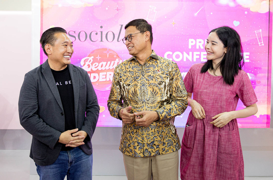  (Ki-ka) Co-Founder & CEO Social Bella, Christopher Madiam; Kepala Badan Pengawas Obat dan Makanan (BPOM), Taruna Ikrar; dan Aesthetic doctor, dr. Abelina, MM, MARS (MHA), Dpl. AAAM berbincang usai sesi talk show dalam acara Konferensi Pers Sociolla Beauty Wonderland 2024. Foto : Panji Asmoro/TrenAsia