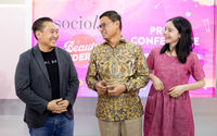  (Ki-ka) Co-Founder & CEO Social Bella, Christopher Madiam; Kepala Badan Pengawas Obat dan Makanan (BPOM), Taruna Ikrar; dan Aesthetic doctor, dr. Abelina, MM, MARS (MHA), Dpl. AAAM berbincang usai sesi talk show dalam acara Konferensi Pers Sociolla Beauty Wonderland 2024. Foto : Panji Asmoro/TrenAsia