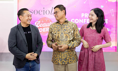  (Ki-ka) Co-Founder & CEO Social Bella, Christopher Madiam; Kepala Badan Pengawas Obat dan Makanan (BPOM), Taruna Ikrar; dan Aesthetic doctor, dr. Abelina, MM, MARS (MHA), Dpl. AAAM berbincang usai sesi talk show dalam acara Konferensi Pers Sociolla Beauty Wonderland 2024. Foto : Panji Asmoro/TrenAsia