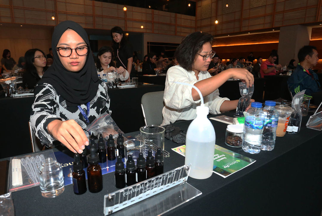 Para peserta tengah meracik parfum di Seminar Parfum The Timeless Journey 2024. Peserta mempelajari sejarah, teknik pencampuran, metode ekstraksi bahan baku alami, dan pendekatan inovatif dalam penciptaan parfum. Foto : Panji Asmoro/TrenAsia
