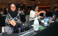 Para peserta tengah meracik parfum di Seminar Parfum The Timeless Journey 2024. Peserta mempelajari sejarah, teknik pencampuran, metode ekstraksi bahan baku alami, dan pendekatan inovatif dalam penciptaan parfum. Foto : Panji Asmoro/TrenAsia
