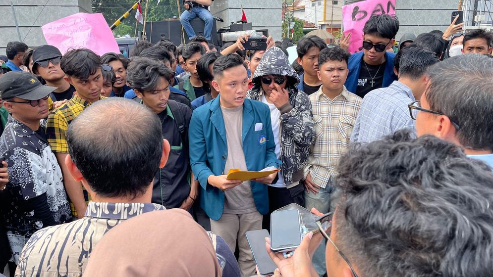 Massa gabungan mahasiswa dari berbagai universitas di Provinsi Lampung menggelar aksi di depan Gedung DPRD Lampung, Kamis (14/11/2024).