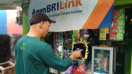 Pahlawan Inklusi Keuangan, AgenBRILink di Tengah Kebun Kelapa Sawit Berhasil Dekatkan Layanan Perbankan dengan Masyarakat