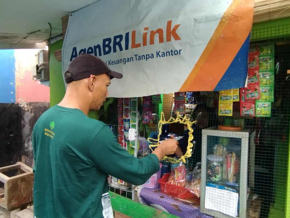 Pahlawan Inklusi Keuangan, AgenBRILink di Tengah Kebun Kelapa Sawit Berhasil Dekatkan Layanan Perbankan dengan Masyarakat