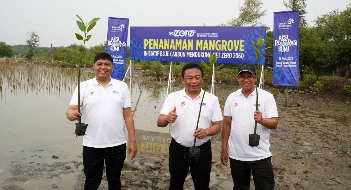 Dirut Telkom Ririek Adriansyah (tengah), Direktur Human Capital Management Telkom Afriwandi (kiri) serta Direktur Keuangan dan Manajemen Risiko Telkom Heri Supriadi (kanan) saat penanaman mangrove di Pantai Istambul Glagah Wangi, Tambak Bulusan, Demak