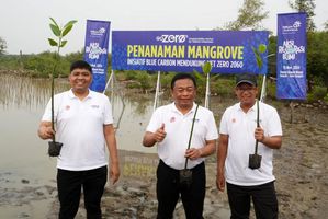 Dirut Telkom Ririek Adriansyah (tengah), Direktur Human Capital Management Telkom Afriwandi (kiri) serta Direktur Keuangan dan Manajemen Risiko Telkom Heri Supriadi (kanan) saat penanaman mangrove di Pantai Istambul Glagah Wangi, Tambak Bulusan, Demak