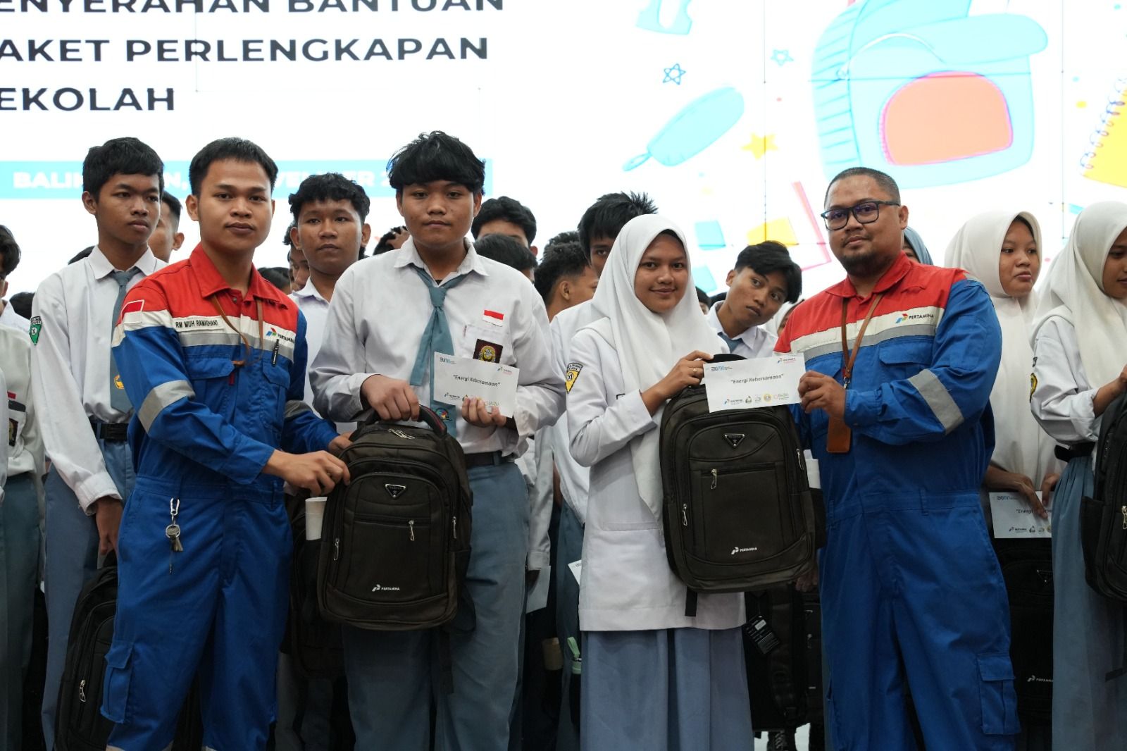 Raih Cita-cita, Kilang Pertamina Unit Balikpapan Bagikan 150 Paket Alat Sekolah 