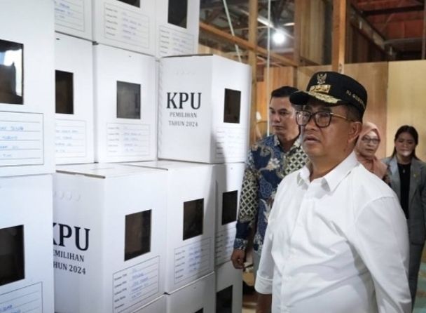 PJ Gubernur Kalimantan Timur Akmal Malik mengunjungi gudang logistik KPU Kabupaten Mahakam Ulu.