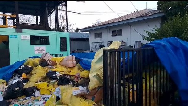 Warga Maumere Kian Geram,  Manajemen RSUD TC Hillers Terus Menunda Tangani Gundukan Sampah Medis Beraroma Busuk