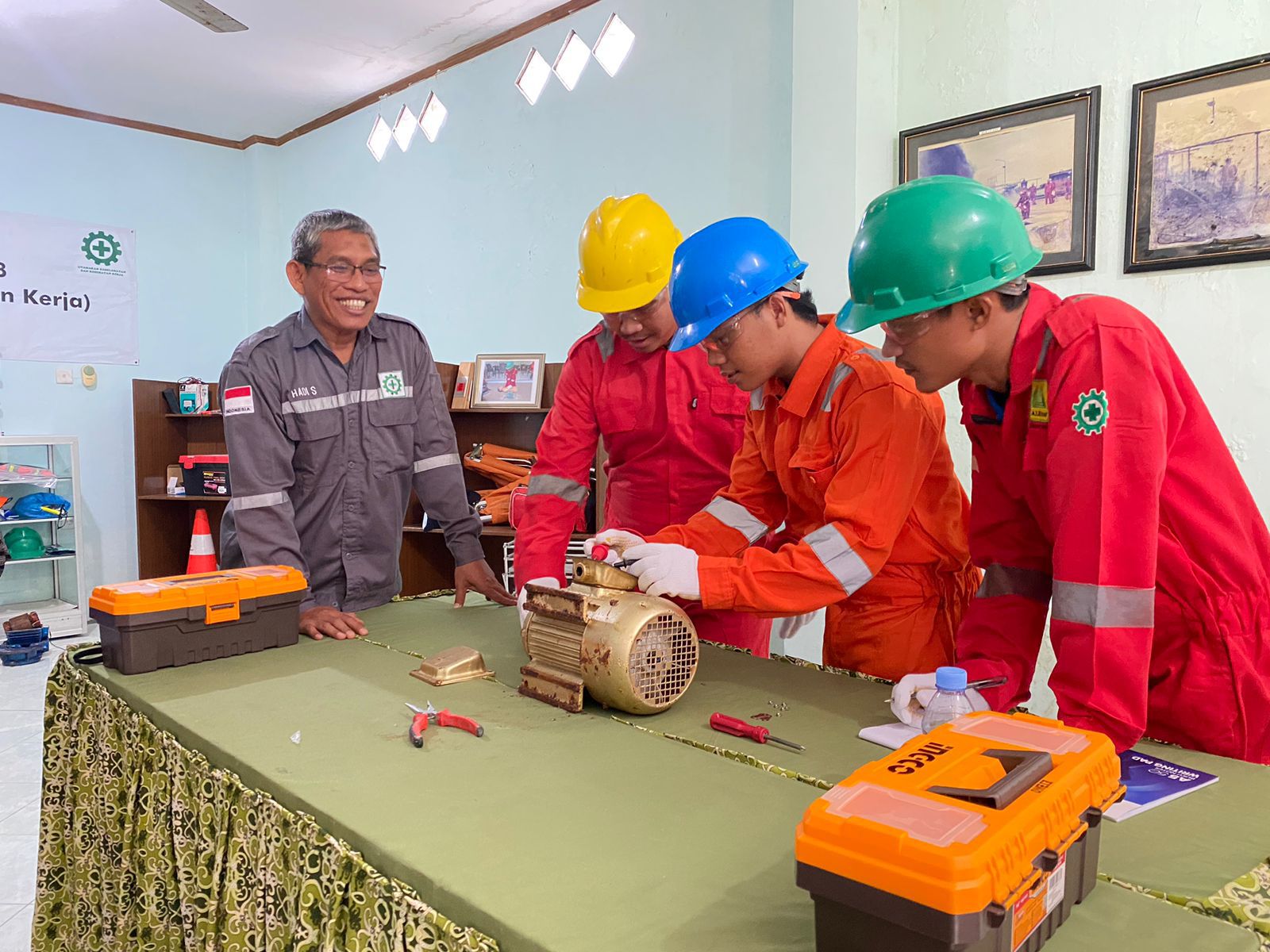 Kilang Pertamina Unit Balikpapan Bersama SP Mathilda-FSPPB Salurkan Ilmu Kelistrikan  