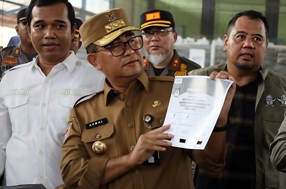 Pj Gubernur Kaltim, Akmal Malik saat kunjungan kerja dan monitoring ke lokasi penyimpanan logistik Pilkada Serentak 2024 Tenggarong.