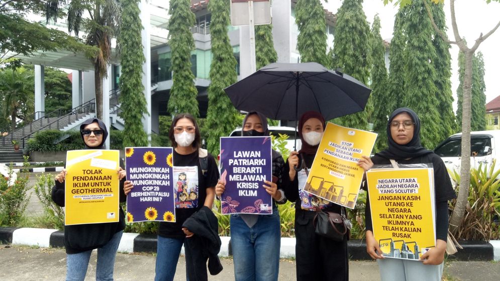 Solidaritas Perempuan Palembang sikapi COP29 dalam aksi bencana ekologis bersama jaringan, di kantor DPRD Palembang, Rabu (20/11/2024). 