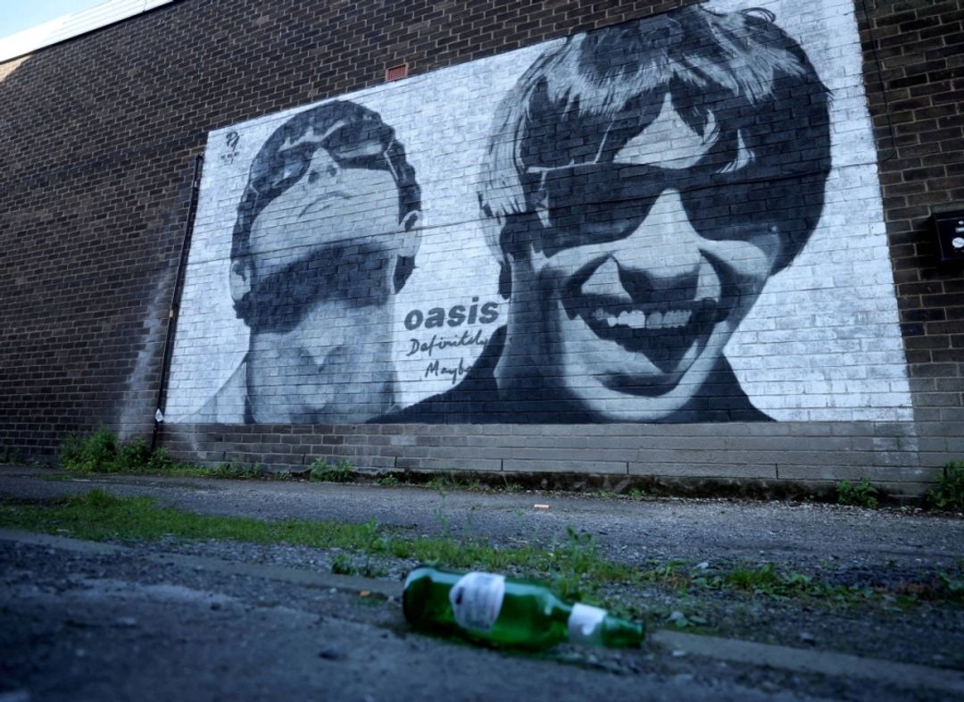 Mural bergambar dua pentolan Oasis, Liam dan Noel Gallagher, di sudut kota Manchester, Inggris. 