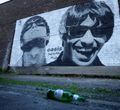 Mural bergambar dua pentolan Oasis, Liam dan Noel Gallagher, di sudut kota Manchester, Inggris. 