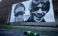 Mural bergambar dua pentolan Oasis, Liam dan Noel Gallagher, di sudut kota Manchester, Inggris. 