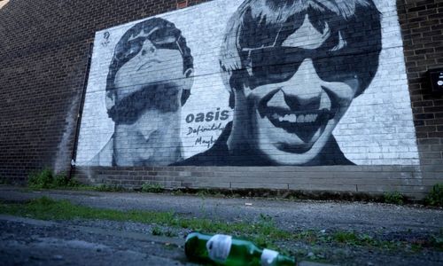 Mural bergambar dua pentolan Oasis, Liam dan Noel Gallagher, di sudut kota Manchester, Inggris. 