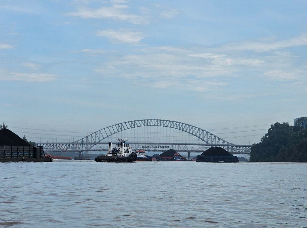 Ratusan ponton membawa batubara setiap hari melintas di Sungai Mahakam. Pemprov Kaltim berupaya mengubah wilayah ini dari daerah penghasil ekonomi ekstraksi ke pertanian.