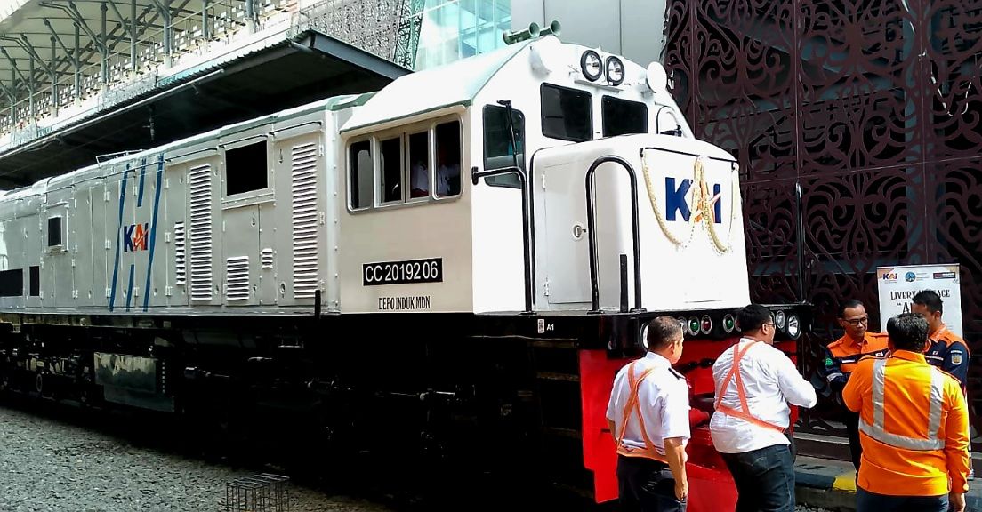 Komunitas IRPS berkolaborasi dengan PT KAI (Persero) Divre 1 Sumut menghadirkan lokomotif dengan livery lawas “Albino” untuk melayani pengguna jasa kereta api di wilayah Sumut