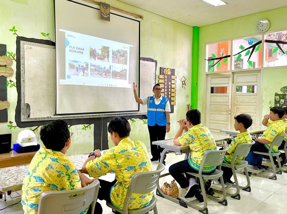 Darma Saputra, Manager Komunikasi & TJSL PLN UID Lampung saat menyampaikan materi pada momen PLN Mengajar di Agenda Kelas Inspirasi Sekolah Global Madani Bandar Lampung.jpeg