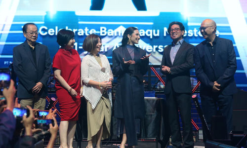 Dari ki-ka :  Wakil Presiden Direktur PT Bank Jasa Jakarta Handrie Wirawan, Chief Digital Business Officer PT Bank Jasa Jakarta Angela Lew Dermawan, Direktur PT Bank Jasa Jakarta Leka Madiadipoera, Brand Ambassador Bank Saqu Pevita Pearce, Group COO WeLab Ernest Leung, Presiden Direktur PT Bank Jasa Leo Koesmanto, saat perayaan 1 tahun Bank Saqu. Foto : Panji Asmoro/TrenAsia