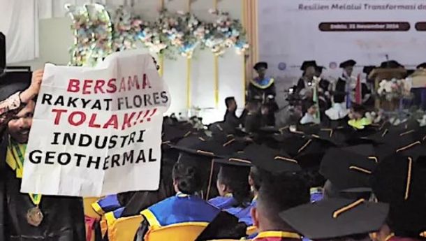 Saat di Panggung Wisuda, Karlo, Lulusan Unika Ruteng Bentangkan Pamflet 'Tolak Proyek Geothermal'