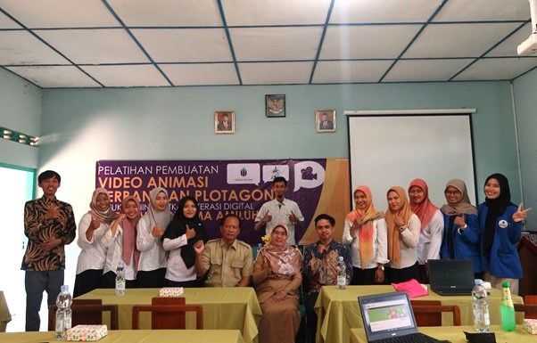 Tingkatkan Literasi Digital, Tim PkM UMBY Latih Guru SMA Dharma Amiluhur 