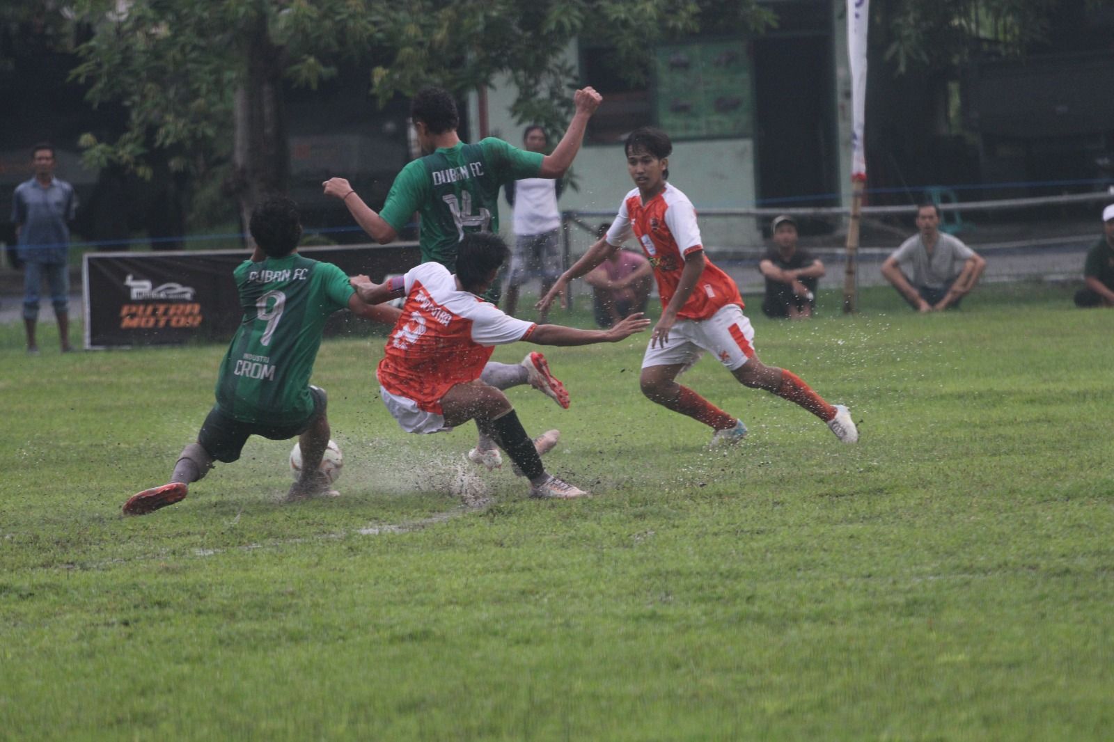 Mantan pemain PSM Madiun Yudis (14) mencoba melewati pemain Bima Putra dalam pertandingan di Lapangan Panser dalam Panser Cup 2024 Rabu sore (27/11/2024).