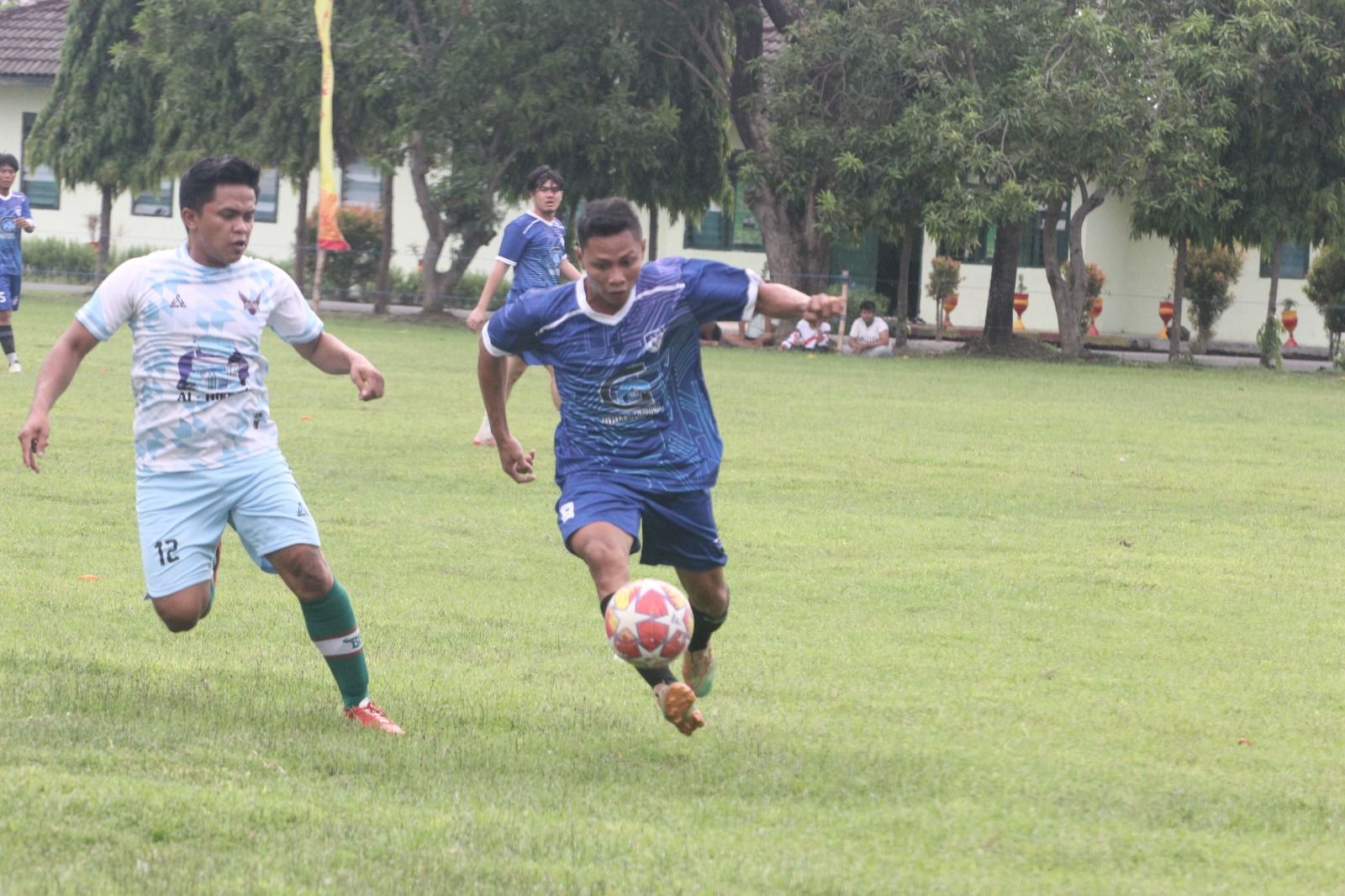 Penyerang AMS Ridho mencoba mengontrol bola dengan dibayangi pemain Akor FC di Lapangan Panser Sumput , Sarirogo, Sidoarjo