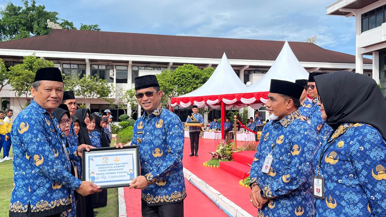 Wali Kota Balikpapan Rahmad Mas'ud menyerahkan tali asih kepada ASN yang masuk purna tugas pada upacara HUT KORPRI ke 53 di Halaman Balaikota Balikpapan pada Jumat 29 November 2024