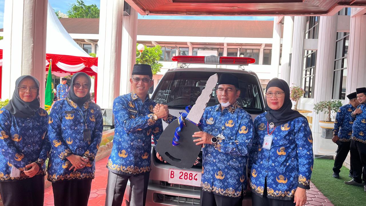 Wali Kota Balikpapan Rahmad Mas'ud menyerahkan bantuan ambulans ke Klinik Korpri Beriman Balikpapan pada Jumat 29 November 2024