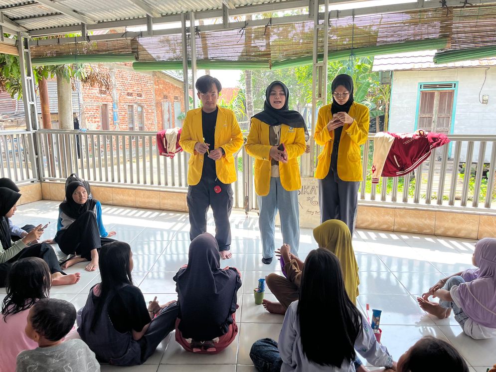 Sejumlah mahasiswa dan mahasiswi FKM Unsri mengedukasi anak-anak untuk tidak membuang sampah ke sungai