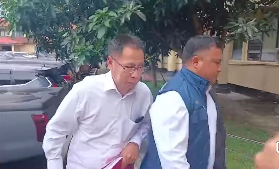 AM Kabag Keuangan BPMS GMIM (kemeja putih belakang) saat tiba di Mapolda Sulut. (Foto:Istimewa)
