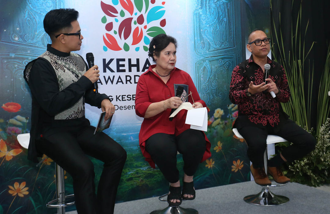 Direktur Eksekutif Yayasan KEHATI Riki Frindos (kanan) Ketua Dewan Juri KEHATI Award 2024 Amanda Katili Niode (tengah) dalam keterangan pers di Gedung Kesenian Jakarta, Selasa 3 Desember 2024. Foto : Panji Asmoro/TrenAsia