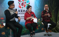 Direktur Eksekutif Yayasan KEHATI Riki Frindos (kanan) Ketua Dewan Juri KEHATI Award 2024 Amanda Katili Niode (tengah) dalam keterangan pers di Gedung Kesenian Jakarta, Selasa 3 Desember 2024. Foto : Panji Asmoro/TrenAsia