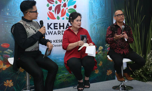 Direktur Eksekutif Yayasan KEHATI Riki Frindos (kanan) Ketua Dewan Juri KEHATI Award 2024 Amanda Katili Niode (tengah) dalam keterangan pers di Gedung Kesenian Jakarta, Selasa 3 Desember 2024. Foto : Panji Asmoro/TrenAsia