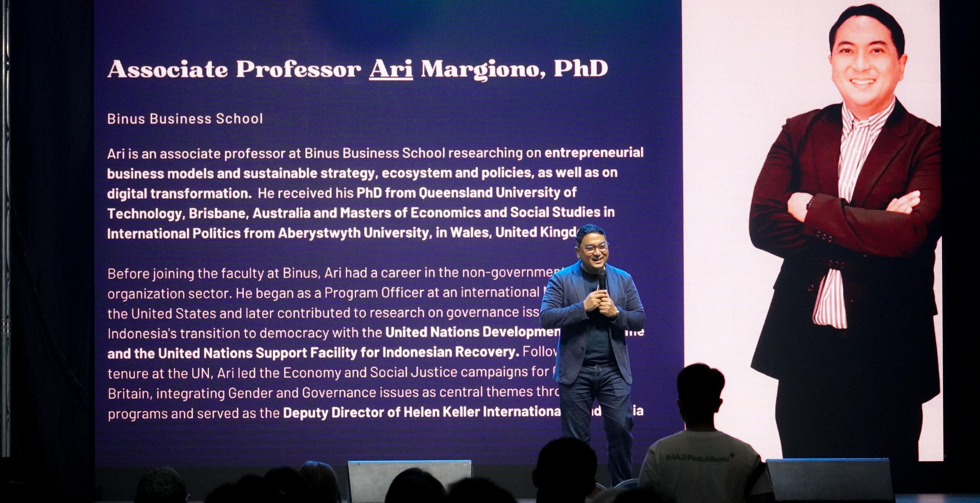 Associate Professor in Management dari Binus University, Ariono Margiono, dalam acara Marcomm Summit 2024 dengan tema "Redefining the Marketing Playbook for Sustainable Growth" di M Bloc Space Jakarta, Kamis, 21 November 2024, memberikan wawasan tentang tiga tahap perkembangan AI yang memengaruhi strategi bisnis masa depan, yaitu Artificial Intelligence (AI), Artificial General Intelligence (AGI), dan Super Intelligence.