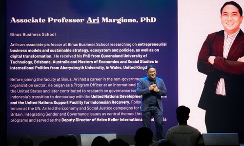 Associate Professor in Management dari Binus University, Ariono Margiono, dalam acara Marcomm Summit 2024 dengan tema "Redefining the Marketing Playbook for Sustainable Growth" di M Bloc Space Jakarta, Kamis, 21 November 2024, memberikan wawasan tentang tiga tahap perkembangan AI yang memengaruhi strategi bisnis masa depan, yaitu Artificial Intelligence (AI), Artificial General Intelligence (AGI), dan Super Intelligence.