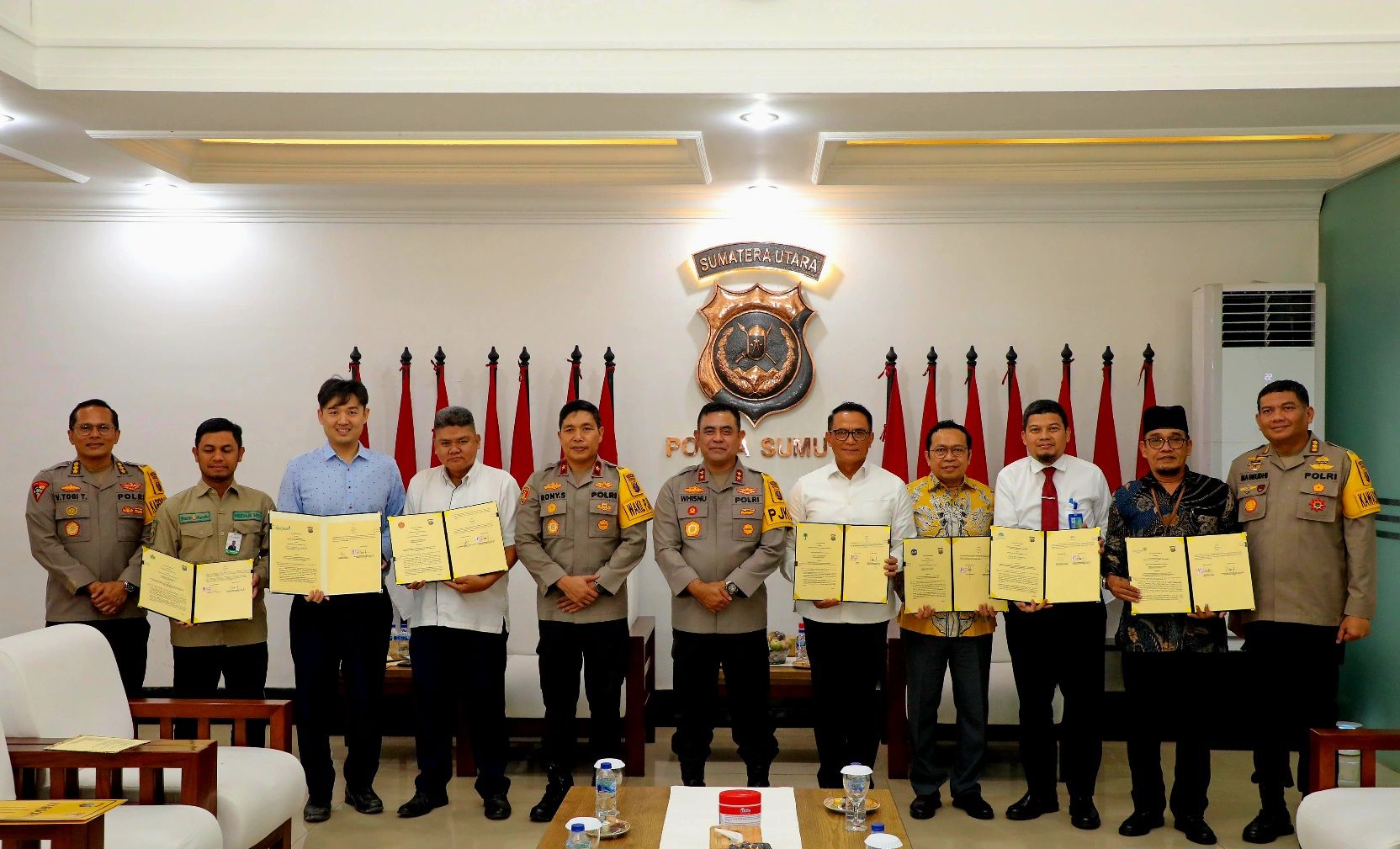 
Penyerahan MoU oleh Kapolda Sumut kepada Rektor UTND Medan, pimpinan BUMN dan pimpinan perusahan swasta nasional