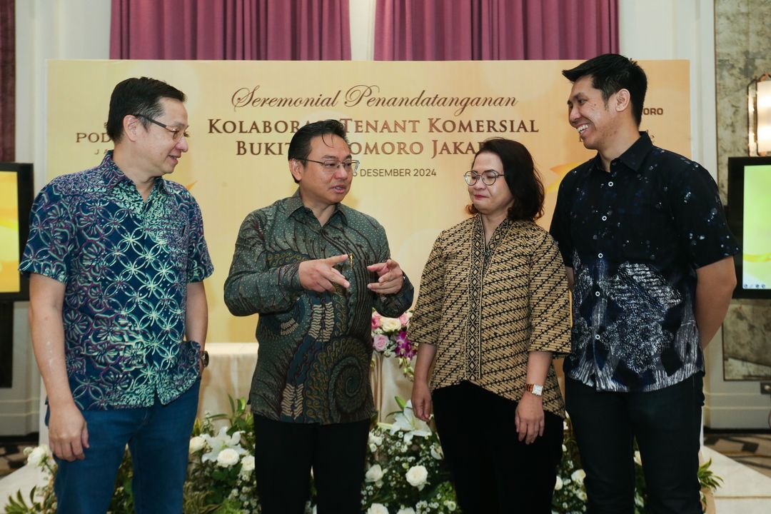 Regional Marketing Director 2 PT Agung Podomoro Land Tbk. Zaldy Wihardja (kedua kiri) bersama para tenant komersial dari Building Project Manager PT Griya Miesejati (Bakmi GM) Kevin Salim (kanan), Head of Business Development PT Multirasa Nusantara (Yoshinoya Indonesia) Desy Ernawaty (kedua kanan), dan Head of Business Development & Property PT Inti Citra Agung (Optik Melawai) Hady G Gumulia dalam Seremonial Penandatangan Kolaborasi Tenant Komersial Bukit Podomoro Jakarta, Kamis (5/12/2024).

Kehadiran tenant-tenant berkualitas ini akan melengkapi area komersial Bukit Podomoro Business Park di kawasan Bukit Podomoro Jakarta yang diproyeksikan menjadi The Most Exclusive Shophouse yang terbesar dan ternyaman di Jakarta Timur.