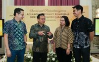 Regional Marketing Director 2 PT Agung Podomoro Land Tbk. Zaldy Wihardja (kedua kiri) bersama para tenant komersial dari Building Project Manager PT Griya Miesejati (Bakmi GM) Kevin Salim (kanan), Head of Business Development PT Multirasa Nusantara (Yoshinoya Indonesia) Desy Ernawaty (kedua kanan), dan Head of Business Development & Property PT Inti Citra Agung (Optik Melawai) Hady G Gumulia dalam Seremonial Penandatangan Kolaborasi Tenant Komersial Bukit Podomoro Jakarta, Kamis (5/12/2024).

Kehadiran tenant-tenant berkualitas ini akan melengkapi area komersial Bukit Podomoro Business Park di kawasan Bukit Podomoro Jakarta yang diproyeksikan menjadi The Most Exclusive Shophouse yang terbesar dan ternyaman di Jakarta Timur.