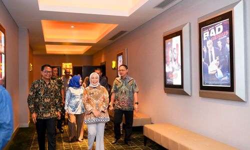 Bupati Mamuju Dr. Hj. Sutinah Suhardi, S.H., M.Si. didampingi Head of Government Relation Cinema XXI
Suprayitno melakukan cinema tour dalam acara Grand Opening Maleo Town Square XXI di Mamuju,
Kamis (5/12).
Maleo Town Square XXI dilengkapi dengan tiga studio Deluxe berkapasitas total 591 kursi, menghadirkan
teknologi mutakhir pada layar lebar dan sistem audio visual untuk pengalaman sinema yang memikat.
Kehadiran bioskop ini diharapkan dapat menjadi pilihan ruang publik yang nyaman dan aman, di mana
keluarga, anak muda, dan pecinta film dapat berkumpul, menikmati film-film terbaik, dan mempererat
kebersamaan.